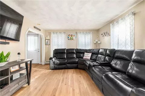 20 Irving Ct, Pawtucket, RI 02860