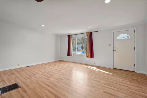 Living - 40 Lear Dr, Coventry, RI 02816 photo 2 of 5