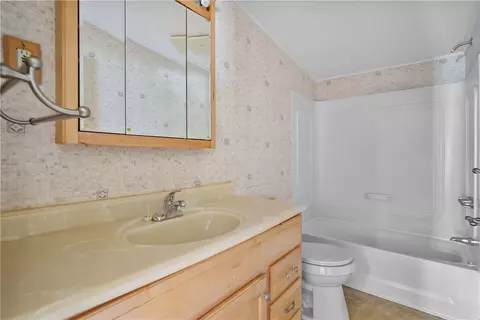 Bath - 40 Lear Dr, Coventry, RI 02816 photo 2 of 3