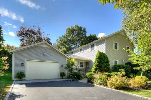105 Aaron Ave, Bristol, RI 02809