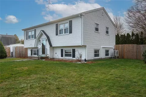 32 Spencer Dr, Westerly, RI 02891