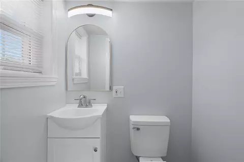 Bath - 49 Meadowbrook Ave, Warwick, RI 02889 photo 1 of 5