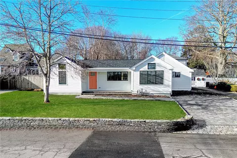8 Cliff Ave, Newport, RI 02840