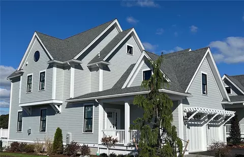 100 E Point Dr, Rumford, RI 02916
