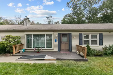 44 Larchmont Rd, Warwick, RI 02886
