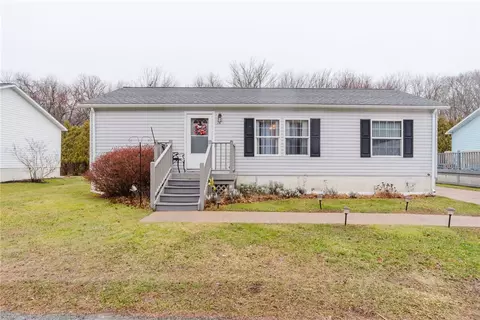 28 Songbird Ln, Tiverton, RI 02878