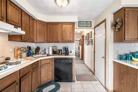 Entry Way - 44 Scranton Ave, Warwick, RI 02888 photo 1 of 5
