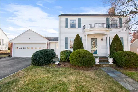 35 Ledgewood Dr, Cranston, RI 02920