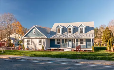 100 Primrose Dr, Warwick, RI 02886