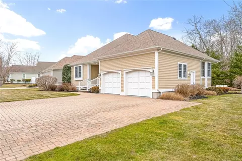 19 Newbury Dr, Westerly, RI 02891 photo 2