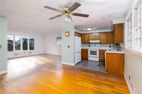 51 Winthrop Rd, Warwick, RI 02888