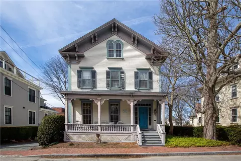 28 Mount Vernon St, Newport, RI 02840