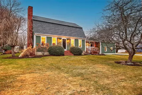 8 Ursula Dr, Bristol, RI 02809