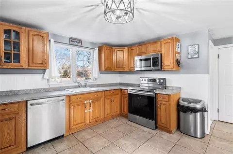 Kitchen - 64 Claypool Dr, Warwick, RI 02886 photo 4 of 4