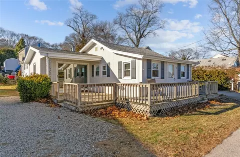 18 Slocum St, Bristol, RI 02809