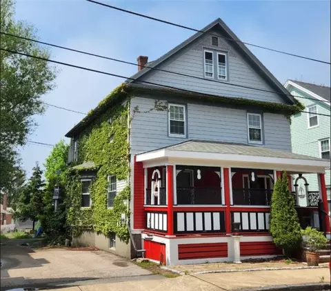 8 Peckham Ave, Newport, RI 02840