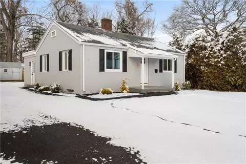 6 Sand Hill Dr, North Kingstown, RI 02852