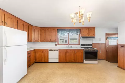 Kitchen - 37 Eldridge Ave, Warwick, RI 02886 photo 3 of 4
