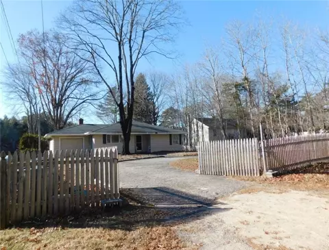37 Sunset Dr, Hopkinton, RI 02832