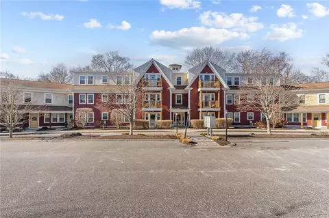 751 Metacom Ave #9, Bristol, RI 02809