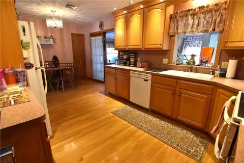 88 Carey Ct, Woonsocket, RI 02895 photo 5