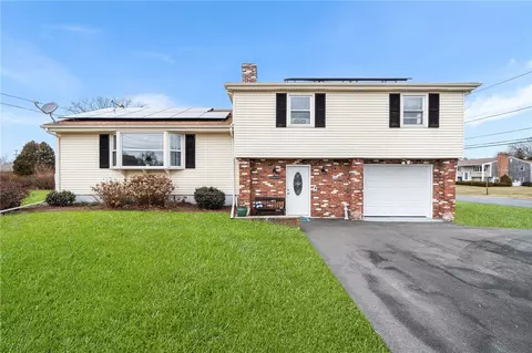 3 Roosevelt Dr, Bristol, RI 02809