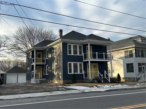 713 Mendon Rd, Woonsocket, RI 02895
