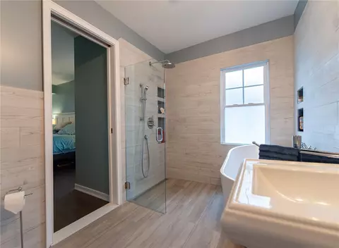 Bath - 283 Bellman Ave, Warwick, RI 02889 photo 2 of 3