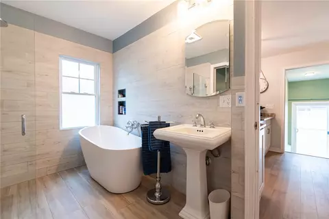 Bath - 283 Bellman Ave, Warwick, RI 02889 photo 1 of 3