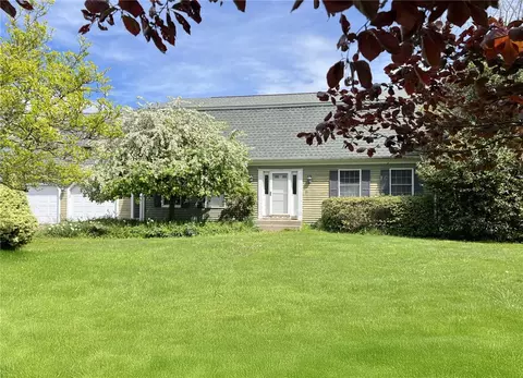 87 Dianne Ave, Portsmouth, RI 02871
