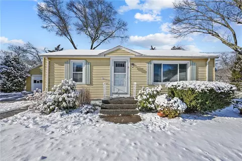 5 Grand View Dr, Warwick, RI 02886