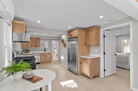 135 Hawksley Ave, Warwick, RI 02889