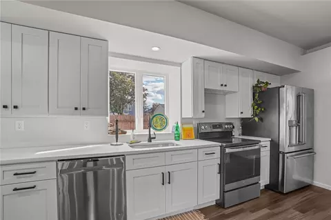 8 Queen St, Cranston, RI 02920
