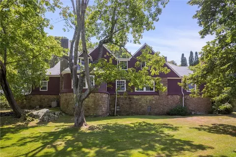 8 Beacon Hill Rd, Newport, RI 02840