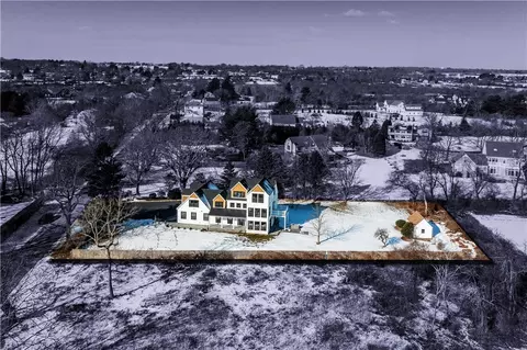 262 Peckham Ave, Middletown, RI 02842