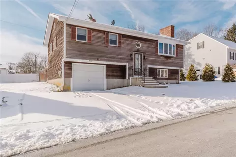 121 Kenyon Rd, Tiverton, RI 02878