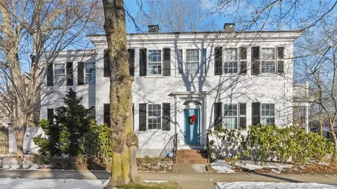 132 High St, Bristol, RI 02809