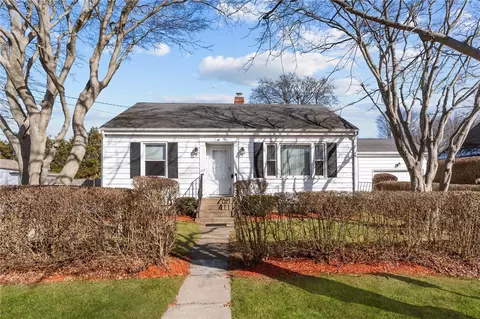9 Beacon Ter, Middletown, RI 02842