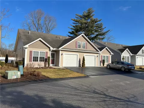 7 Rivers Edge Dr, Coventry, RI 02816