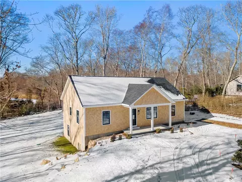 41 Old Farm Ln, Tiverton, RI 02878