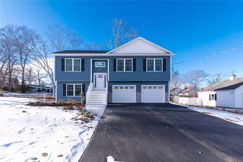 2 Pembroke Ln, Coventry, RI 02816