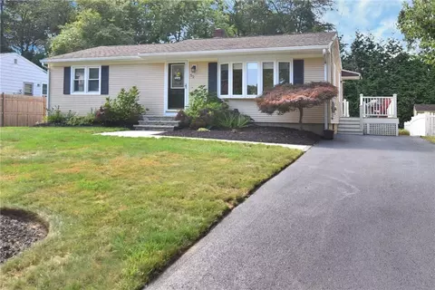 52 Woodridge Rd, Narragansett, RI 02882