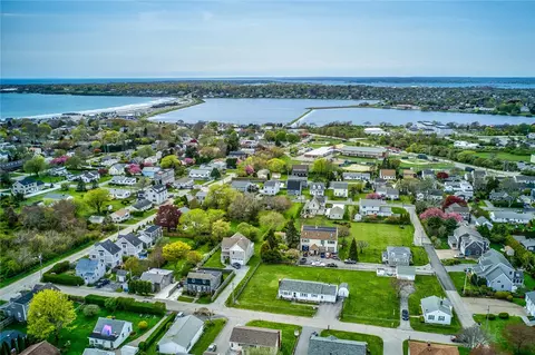 40 Draper Ave, Middletown, RI 02842