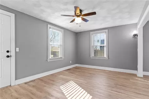 Living - 101 2nd Ave, Warwick, RI 02888 photo 3 of 8