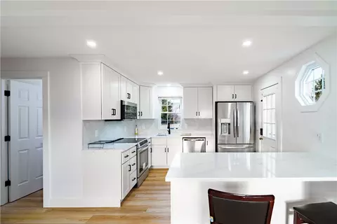 9 Sundown Ln, Middletown, RI 02842