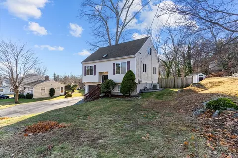 4 Cobble Hill Rd, Lincoln, RI 02865