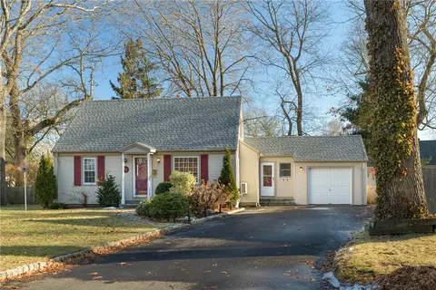 94 Fairway Ln, Warwick, RI 02889
