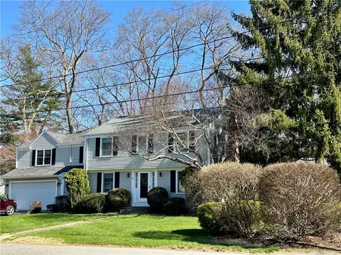 20 Chantilly Dr, Barrington, RI 02806