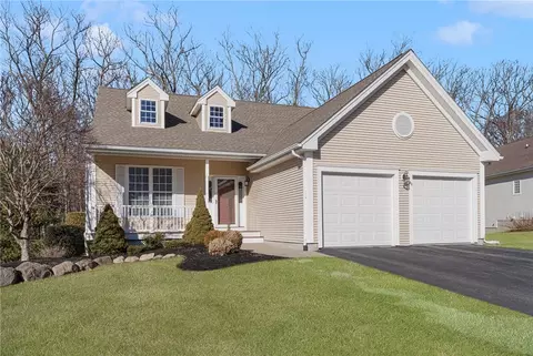 31 Cambridge Cir, Smithfield, RI 02917