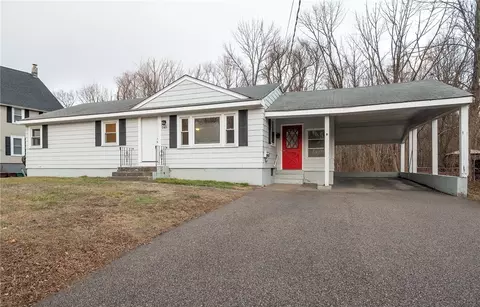540 Mendon Rd, Woonsocket, RI 02895